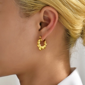 Élégantes boucles d'oreilles créoles torsadées en or avec motif en spirale