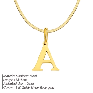Colgante letra A dorado con cadena de serpiente plana de acero inoxidable