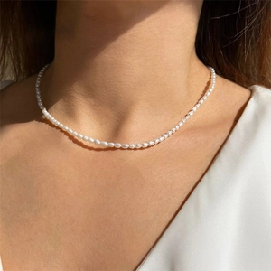 Collier Élégant De Petites Künstliche Perles D'Imitation Ovales Fermoir En Acier Inoxydable Bijou Minimaliste Doré Pour Femmes