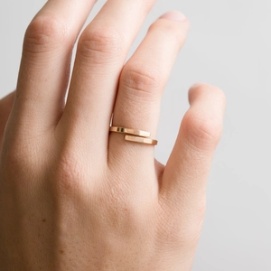 Dettaglio ravvicinato di un anello regolabile dorato con superficie in metallo spazzolato