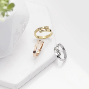 Dettaglio di anelli regolabili in acciaio inossidabile, finiture oro, oro rosa e argento