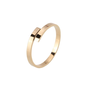 Dettaglio di bracciale aperto in oro rosa lucido con design geometrico moderno e minimalista