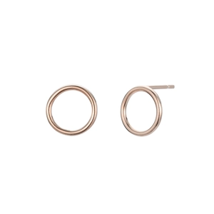 Primo piano di orecchini a cerchio cavo in oro rosa minimalista con vista frontale e laterale