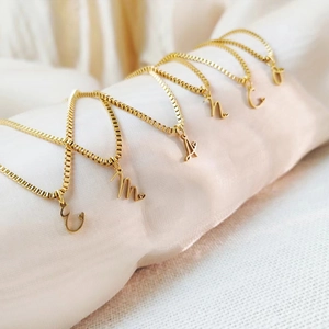 Collana veneziana in acciaio al titanio placcato oro 18K con ciondolo lettera corsiva