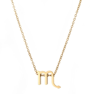 Vue détaillée du pendentif signe Scorpion plaqué or sur une fine chaîne à maillons dorés