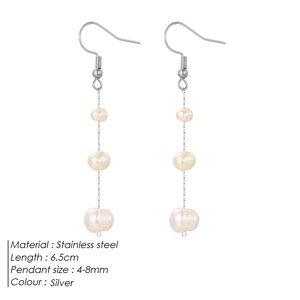 Détail des boucles d'oreilles longues en acier inoxydable avec trois perles d'eau douce