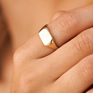 Polished 18K gold-plated stainless steel square signet ring for women and men