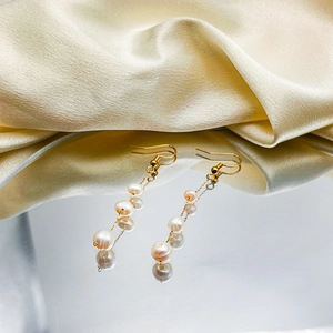 Boucles d'oreilles en acier doré avec perles d'eau douce baroques sur soie