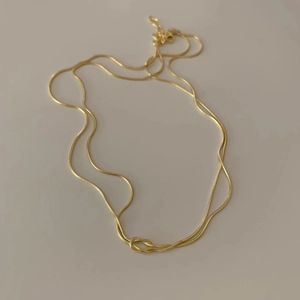 Élégant collier à chaîne serpent nouée en acier inoxydable doré avec fermoir homard