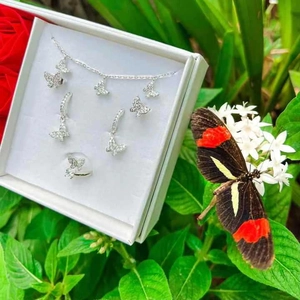Parure bijoux papillon élégante avec collier boucles d'oreilles et bague en zircon brillant