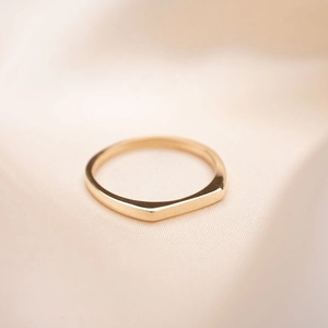 Minimalist gold titanium steel ring with geometric faceted design and V-shape profile