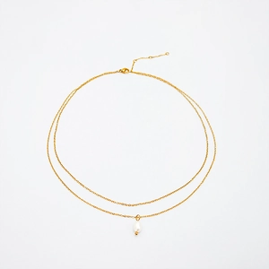 Élégant collier double épaisseur doré avec pendentif perle blanche sur chaîne fine
