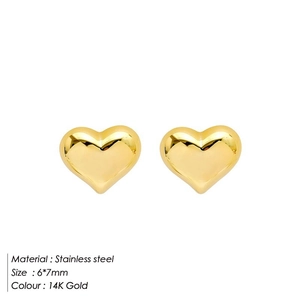 Détail des boucles d'oreilles cœur en acier inoxydable plaqué or 14K de 6x7mm sur fond blanc