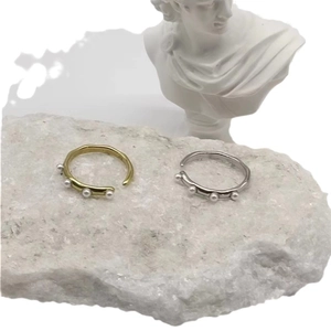 Minimalist stainless steel 18K gold and silver rings with five white pearls on stone