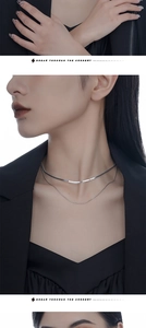 Détail du collier S925 en maille serpent argentée à double rang sur le cou du mannequin