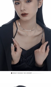 Détail du collier à deux rangs en argent avec maille serpent porté par un mannequin