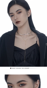 Gros plan détaillé d'un collier triple couche en argent S925 avec pendentif en Y sur mannequin