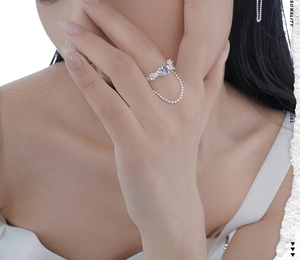 Détail de manchette d'oreille en argent S925 avec pierre violette et chaîne