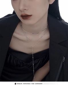 Détail d'un collier triple rang en argent S925 avec chaîne serpent et pendentif en Y