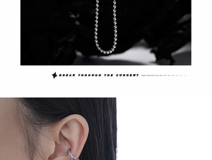 Détail d'une manchette d'oreille à chaîne argentée avec pierre violette sur un mannequin