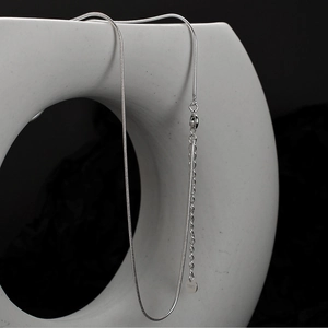 Collier chaîne serpent octogonale en argent S925 sur support en céramique blanche