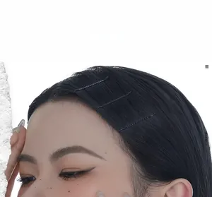 Gros plan de trois barrettes noires ondulées portées par un mannequin au style minimaliste