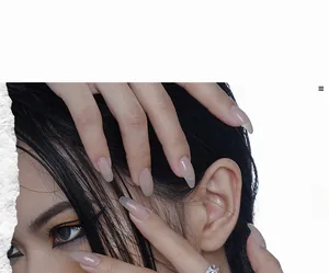 Gros plan sur bague en argent S925 avec texture gothique et détails de diamants sertis