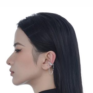 Détail d'un ear cuff en argent S925 avec chaîne et pierre précieuse bleu clair