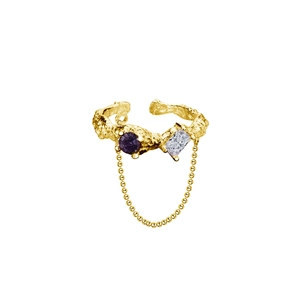 Bague S925 dorée texturée avec gemmes violettes et fine chaîne pendante élégante