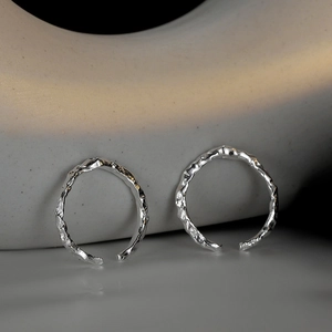 Bague ouverte minimaliste en argent 925 avec texture de lave et accent de diamant