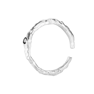 Bague ouverte en argent sterling S925 avec texture martelée et une seule pierre noire