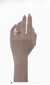 Dettaglio dell'anello a catena in argento S925 con pietra ovale bianca e trama lavica