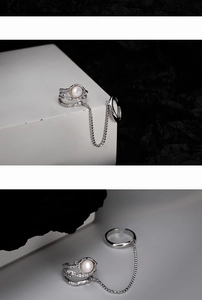 Dettaglio del set anello a catena in argento S925 con texture lava e conchiglia