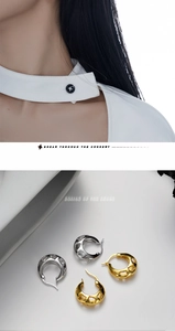 Détail du poinçon argent S925 et du motif étoile sur des boucles d'oreilles or et argent