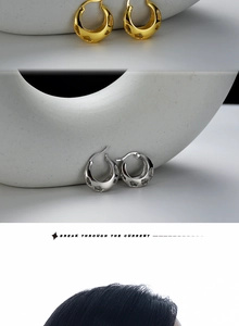Détail de boucles d'oreilles évidées en argent S925 avec texture bicolore or et argent