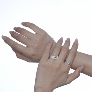 S925 sterling silver irregular texture open ring set with black stones on model's hand