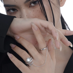 Anello in argento S925 con conchiglia e catena di collegamento per donna elegante