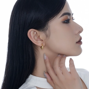 Créoles géométriques minimalistes en argent sterling S925 avec une finition texturée or