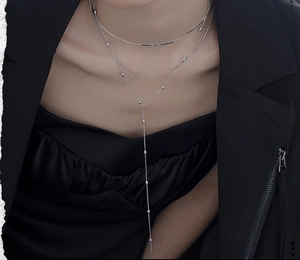 Detail der mehrlagigen S925 Sterlingsilber Schlangenkette mit polierten ovalen Perlen