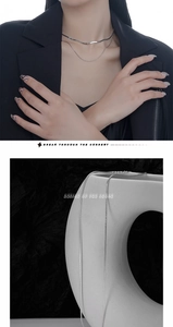 Detail einer minimalistischen doppellagigen S925 Silber Schlangenkette an einer Frau