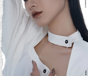 Detailansicht der weißen Bluse mit schwarzem Choker-Kragen und modischem Ausschnitt