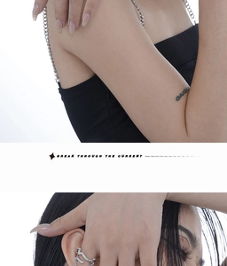 Λεπτομέρεια από ασημί ear cuff με μικρούς κρυστάλλους σε καθαρό λευκό φόντο