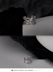 Makroaufnahme der S925 Sterling Silber Ohrmanschette mit doppelt gewebten Linien