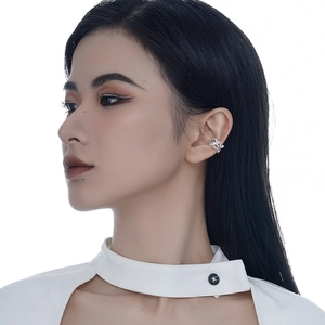 Minimalistischer S925 Sterling Silber Ohrmanschette mit hohlem, gewundenem Design für Damen