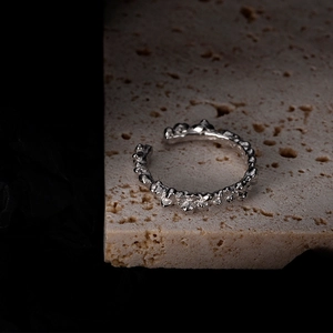S925 Sterling Silber Minimalistischer offener Ring mit strukturierter Lava-Optik