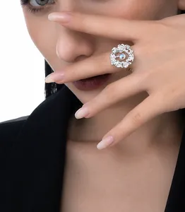 Makroaufnahme von S925 Sterlingsilber Ring mit organischer Textur und buntem Mondstein