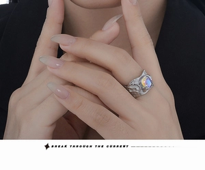 Ring aus 925 Sterlingsilber mit unregelmäßiger Textur und buntem Mondstein am Finger
