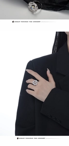 Nahaufnahme von S925 Sterlingsilber Ring mit geschmolzener Textur und Mondstein