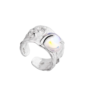 Irregulärer Ring aus 925 Sterlingsilber mit Textur und rundem irisierendem Mondstein