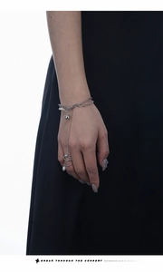 Detailed view of handmade 925 sterling silver chain bracelet with irregular pearls
